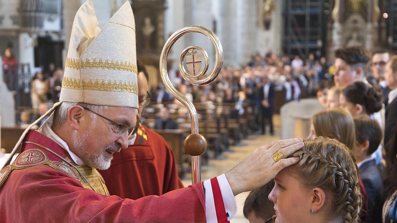 Bischof Gregor Maria Hanke spendet das Sakrament der Firmung im Eichstätter Dom